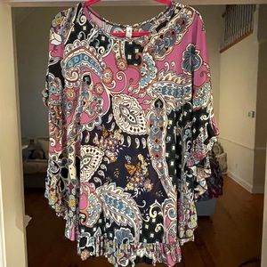 Paisley Grace short sleeve side silt.